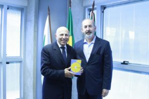 Leia mais sobre o artigo Edson Peters sócio da Ambiente Juris faz visita ao procurador geral de justiça, Gilberto Giacoia.